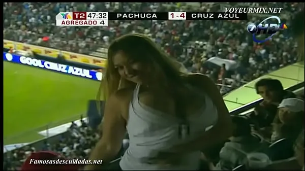 HD Soccer Fan with Bouncy Boobs κορυφαία βίντεο
