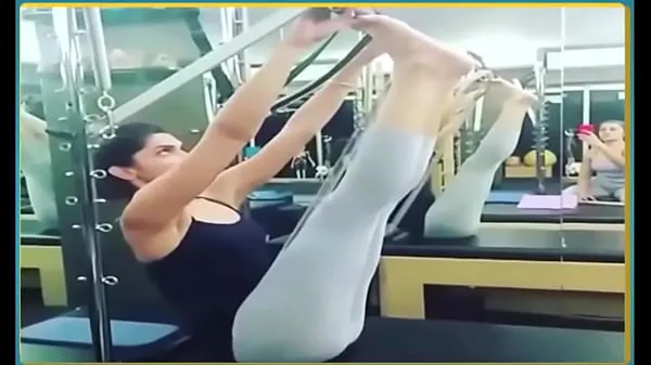 Najlepsze filmy w jakości HD Deepika Padukone Exercising in Skimpy Leggings Hot Yoga Pants