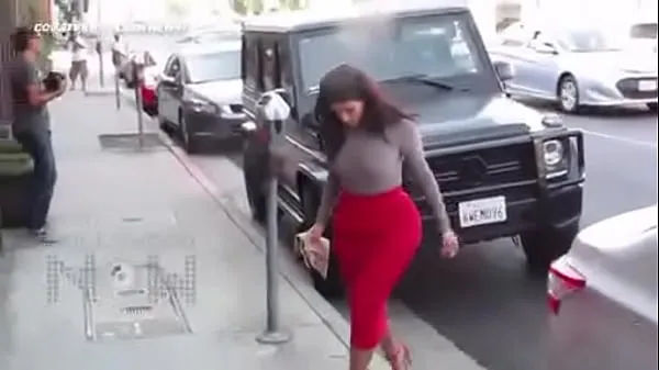 高清Video) Kim Kardashian B tt Too Big For Her Tight Skirt Can't Get Out Of Her C热门视频