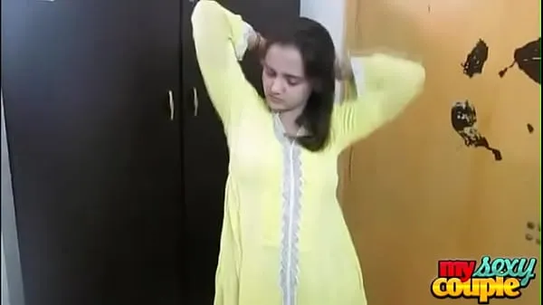 HD Indian Bhabhi Sonia In Yellow Shalwar Suit Getting Naked In Bedroom For Sex najboljši videoposnetki