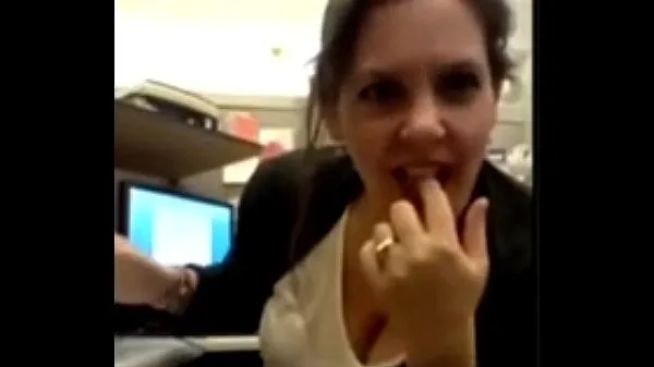HD Chubby MILF Cums on the Phone at Work κορυφαία βίντεο