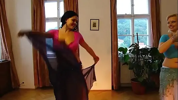 HD Two busty belly dancers strip naked Video teratas