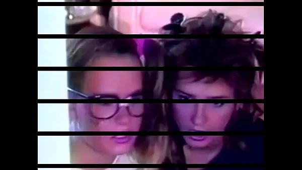 HD-Wet Kissing Lesbians In The Bath topvideo's