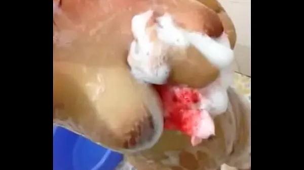 HD Girl rubs her boobs with shampoo foam शीर्ष वीडियो