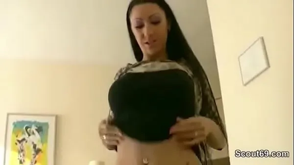HD Sister catches stepbrother and gives him a BJ أعلى مقاطع الفيديو