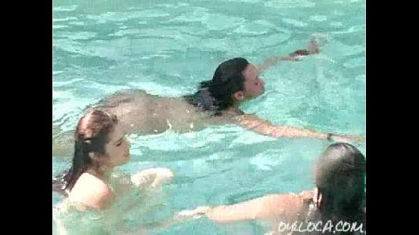 HD Horny Samantha Cruz fucking a guy while her naked girlfriends are swimming Video teratas