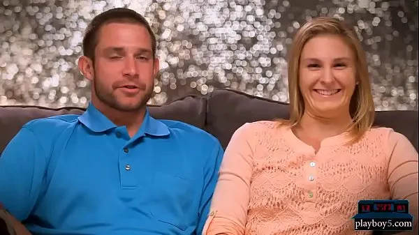 HD Amateur couple invites a tiny blonde for a threesome najboljši videoposnetki