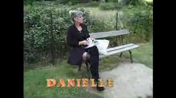 HD Сумасшедшая французская старая зрелая трахается в саду топ видео