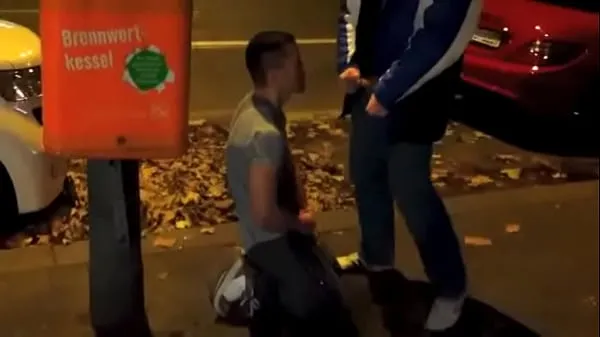 HD Pissing and self pissing next to busy street topp videoer