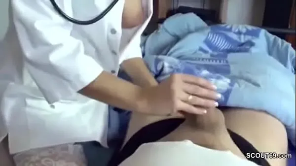 HD Nurse jerks off her patient Video teratas