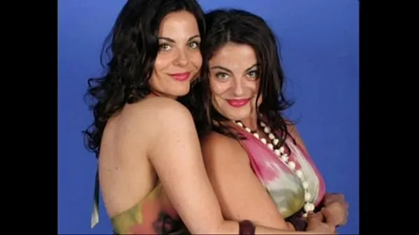 Najlepsze filmy w jakości HD Identical Lesbian Twins posing together and showing all