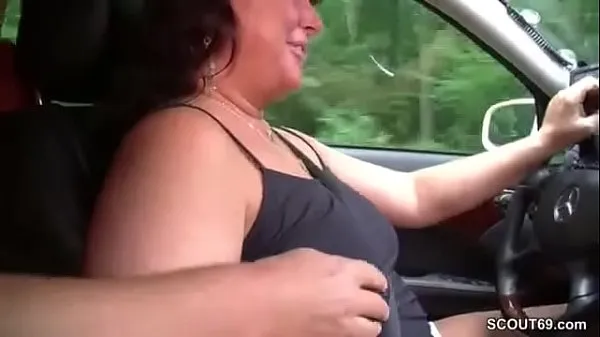 HD MILF taxi driver lets customers fuck her in the car najboljši videoposnetki