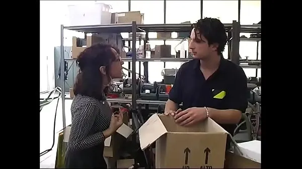 HD Sexy secretary in a warehouse by workers en iyi Videolar