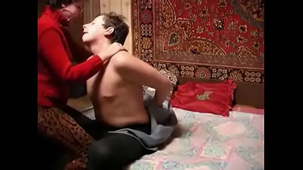 HD Russian mature and boy having some fun alone najboljši videoposnetki