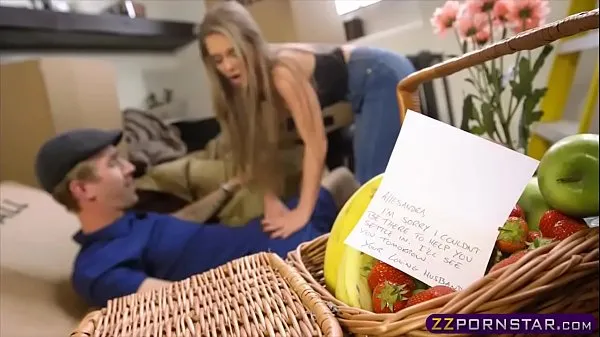 HD Sexy blonde gets fucked while moving in a new apartment κορυφαία βίντεο
