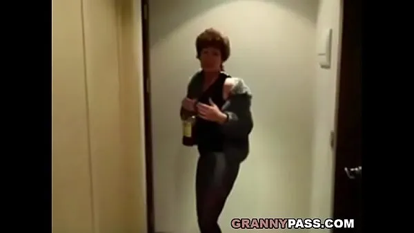 HD Tipsy Granny Sucks Cock κορυφαία βίντεο