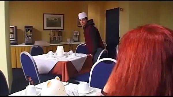 HD Old woman fucks the young waiter and his friend topp videoer