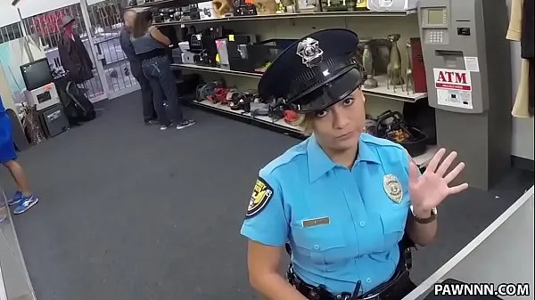 高清Ms. Police Officer Wants To Pawn Her Weapon - XXX Pawn热门视频