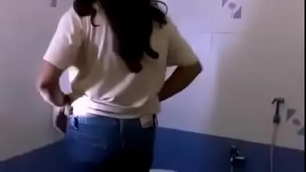 HD Shilpa Lucknow Bhabhi Filmed And Fucked In Bathroom By Her Horny Husband najboljši videoposnetki