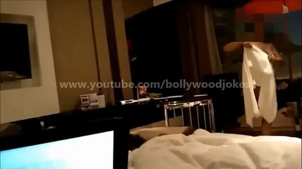 HD Newly wed Indian Wife desi dare in hotel enf Towel drop teasing room service boy najboljši videoposnetki