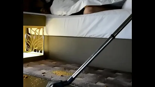 HD Desi Wife Pankhuri stuzzica il culo in un ragazzo di pulizia in camera in hotel con il marito i migliori video