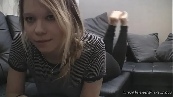 HD-Cute blonde bends over and masturbates on camera topvideo's