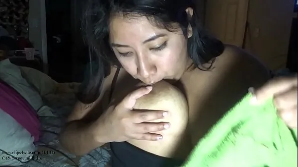 HD Mom suckles,swallows,squirt her tit milk 20 أعلى مقاطع الفيديو