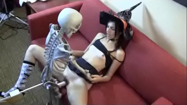 HD Who is she? Witch fucking skeleton أعلى مقاطع الفيديو