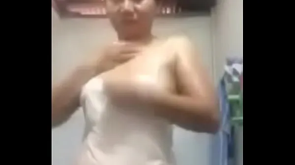 HD MILF showing small part of her tits Video teratas