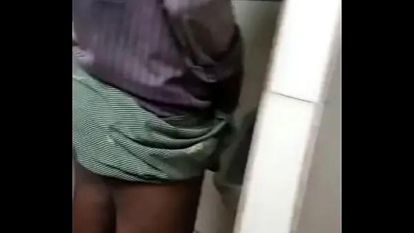 HD pissing and holding cock of desi gay labour in lungi Video teratas