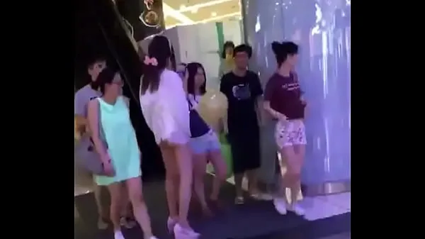 HD Asian Girl in China Taking out Tampon in Public 인기 동영상