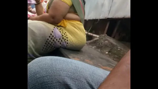HD Desi yellow Saree aunty.. CurvyAnd sexy hips κορυφαία βίντεο