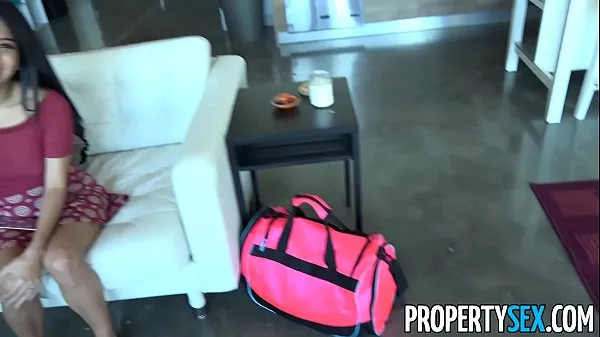 HD PropertySex - Horny couch surfing woman takes advantage of male host أعلى مقاطع الفيديو