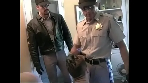 Najlepsze filmy w jakości HD Hot cop dudes in MMM threesome sucking cock and fucking tight ass