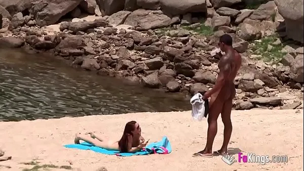 HD The massive cocked black dude picking up on the nudist beach. So easy, when you're armed with such a blunderbuss शीर्ष वीडियो