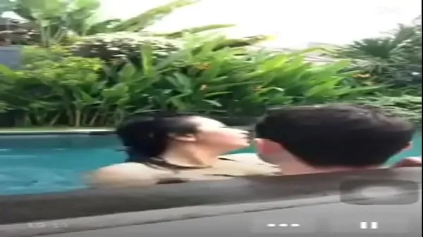 HD Indonesian fuck in pool during live วิดีโอยอดนิยม