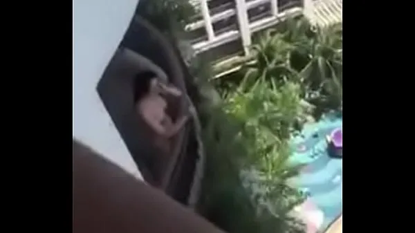 HDホテルの屋根の裸の女性が電話を話しているトップビデオ