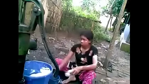 HD Desi village girl outdoor bath วิดีโอยอดนิยม