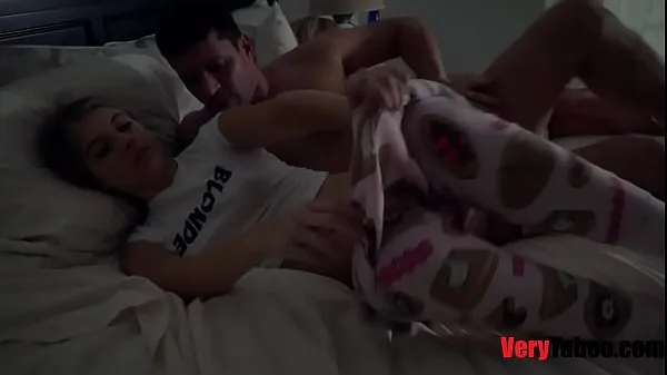 HD Stepdad fucks young stepdaughter while stepmom naps κορυφαία βίντεο