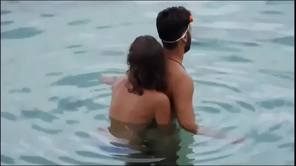 HD Girl gives her man a reacharound in the ocean at the beach - full video xrateduniversity. com शीर्ष वीडियो
