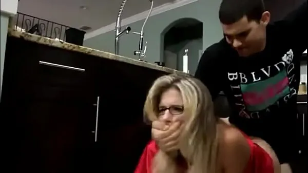 HD Mom caught in the kitchen in front of her stepson nejlepší videa