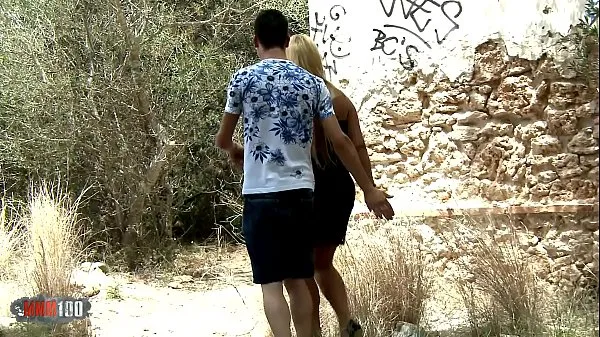 HD Young boy fucking a mature slut with big tits in the woods κορυφαία βίντεο
