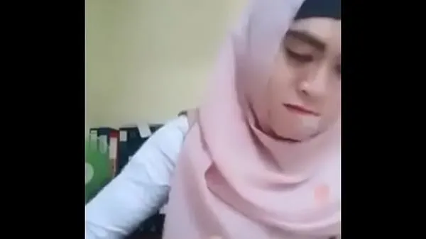 HD Indonesian girl with hood showing tits أعلى مقاطع الفيديو