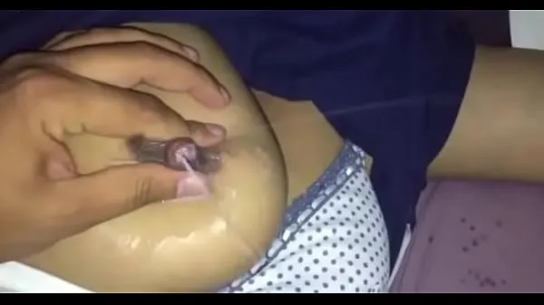 HD pressing & squeezing , spraying up milk from her breast najlepšie videá