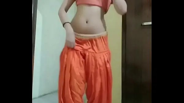 HD-Indian girl Nidhi doing belly dance at home topvideo's