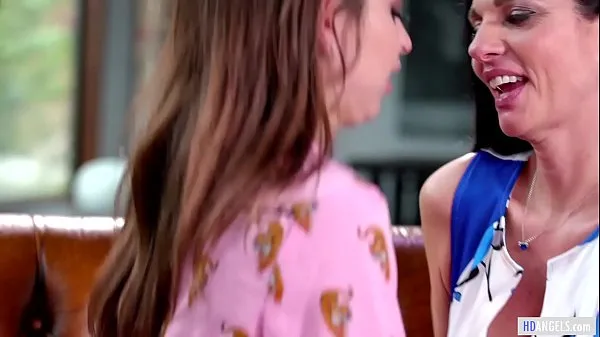 HD S GIRL - Step Mom confesses her deep feelings - Riley Reid and Mindi Mink κορυφαία βίντεο