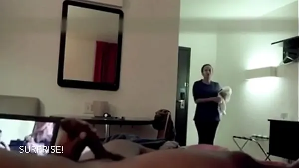 HD Hotel Maid Catches Him Jerking and Watches Him Cum วิดีโอยอดนิยม