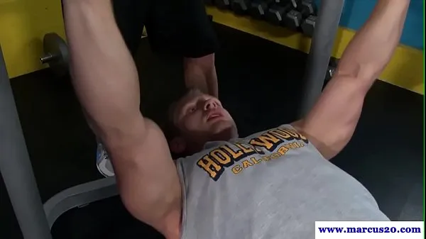 HD-Gym hunk deepthroating after workout topvideo's