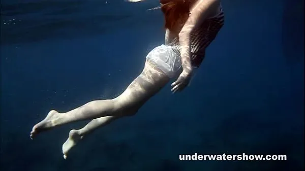 HD Nastya swimming nude in the sea أعلى مقاطع الفيديو