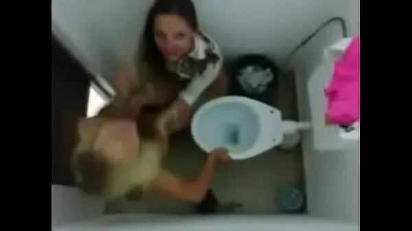 HD-The video of the playing in the bathroom fell on the Net topvideo's